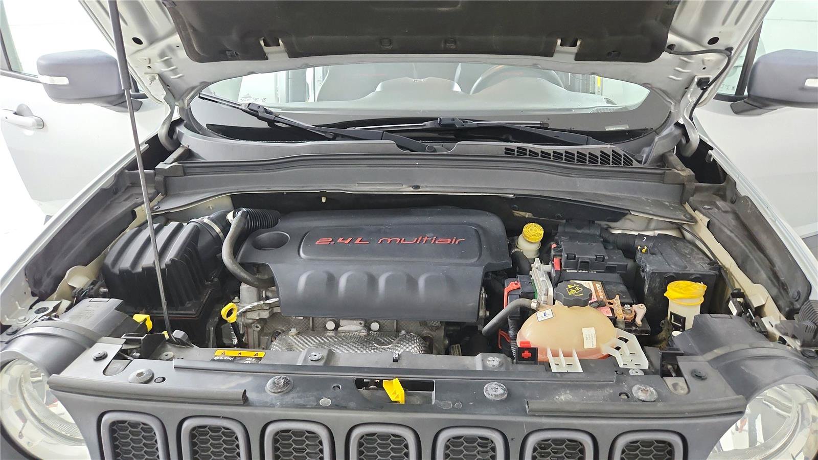 Used 2016 Jeep Renegade Trailhawk AWD/4WD image 36