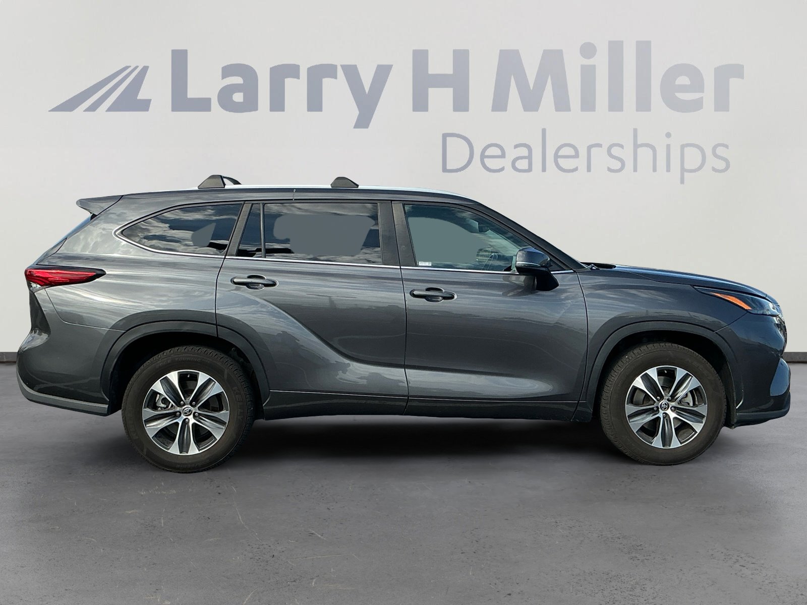 Used 2023 Toyota Highlander XLE image 3