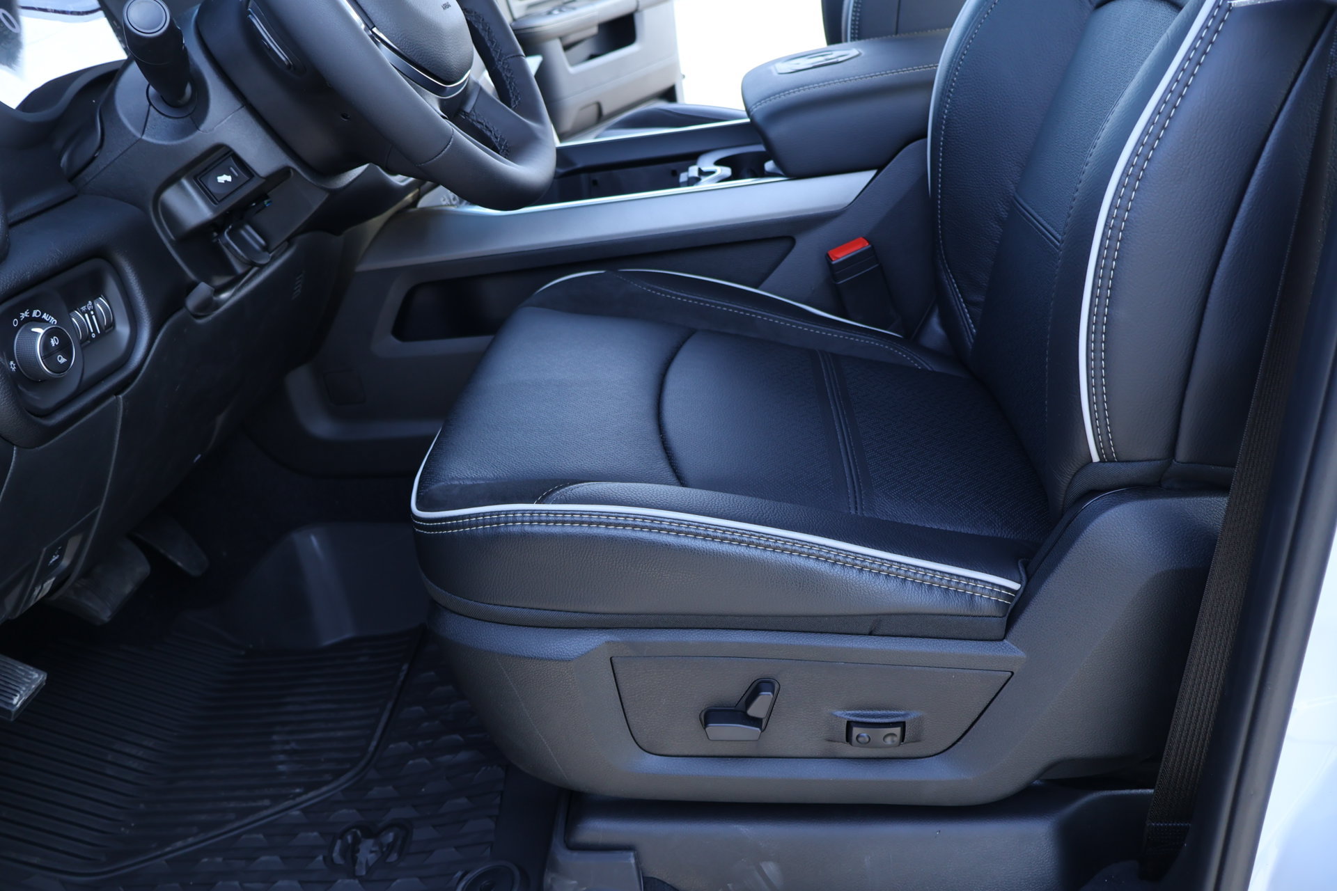 New 2027 RAM 3500 Laramie AWD/4WD image 12