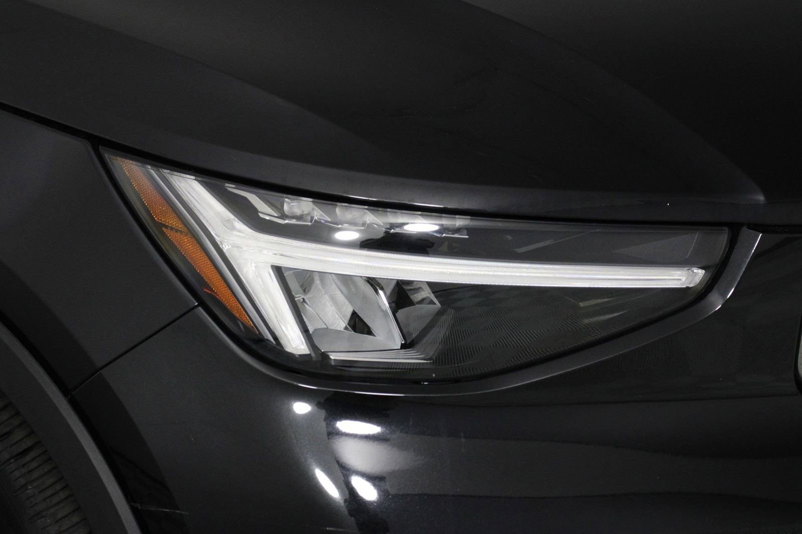 Used 2025 Volvo XC40 B5 Plus image 26