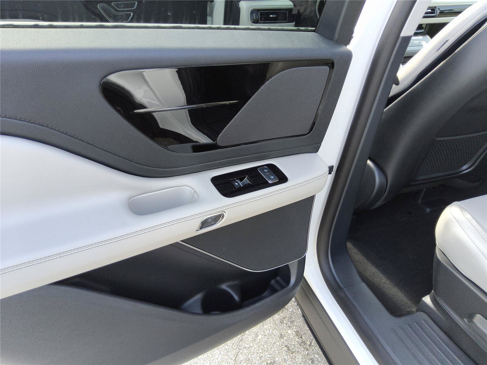 New 2026 Lincoln Aviator 2WD image 16