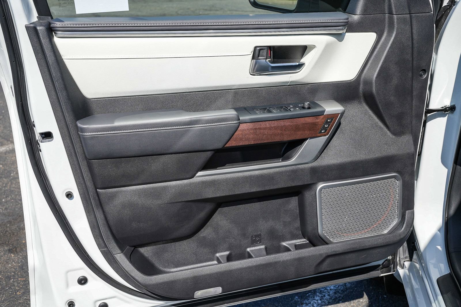 Used 2025 Toyota Sequoia Capstone AWD/4WD image 19