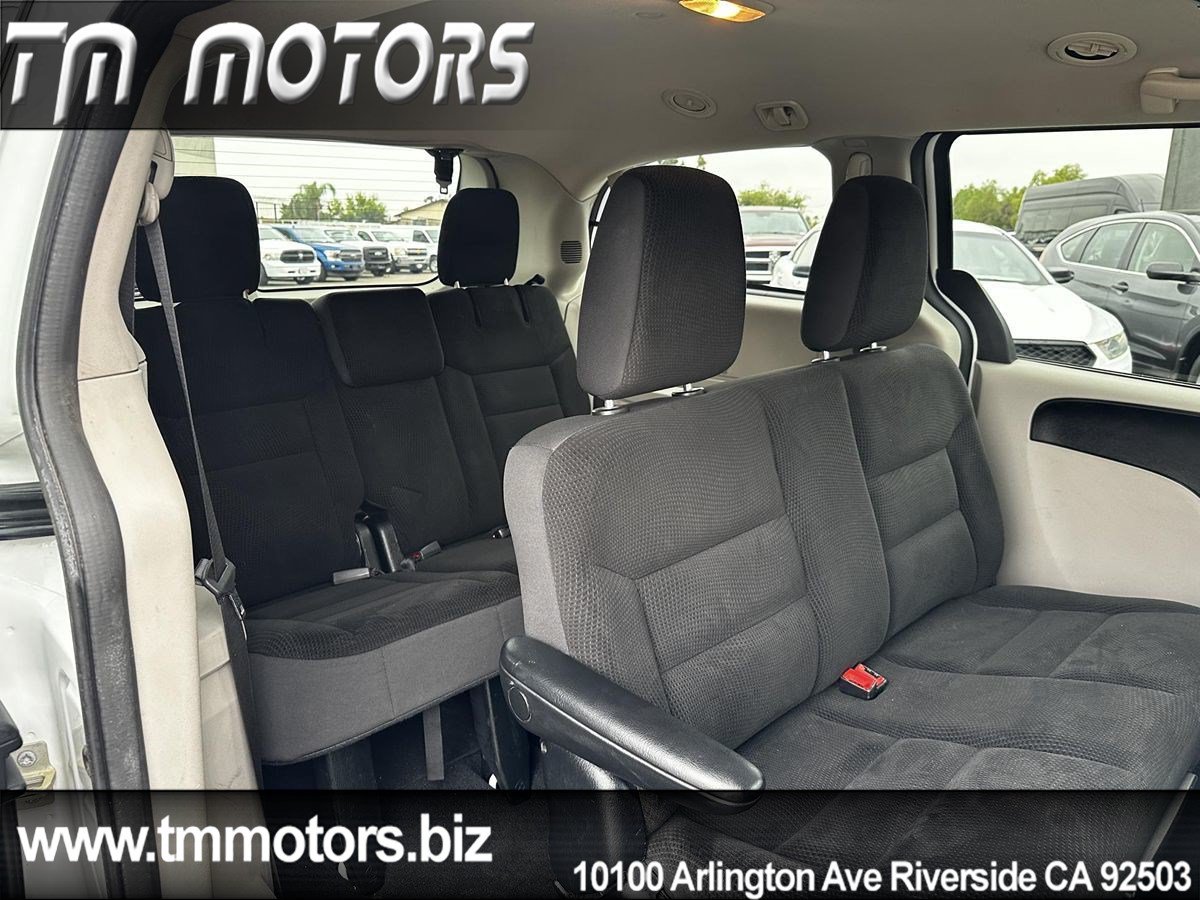 Used 2018 Dodge Grand Caravan SE FWD image 16