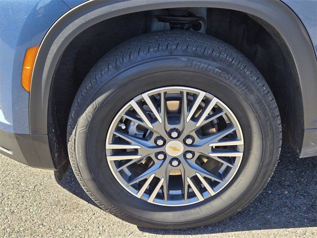 Used 2025 Chevrolet Traverse LT image 9