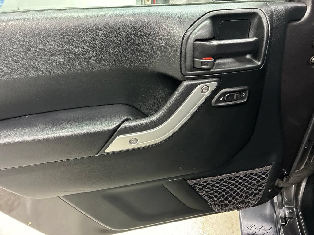 Used 2018 Jeep Wrangler Unlimited Sahara w/ Connectivity Group AWD/4WD image 14