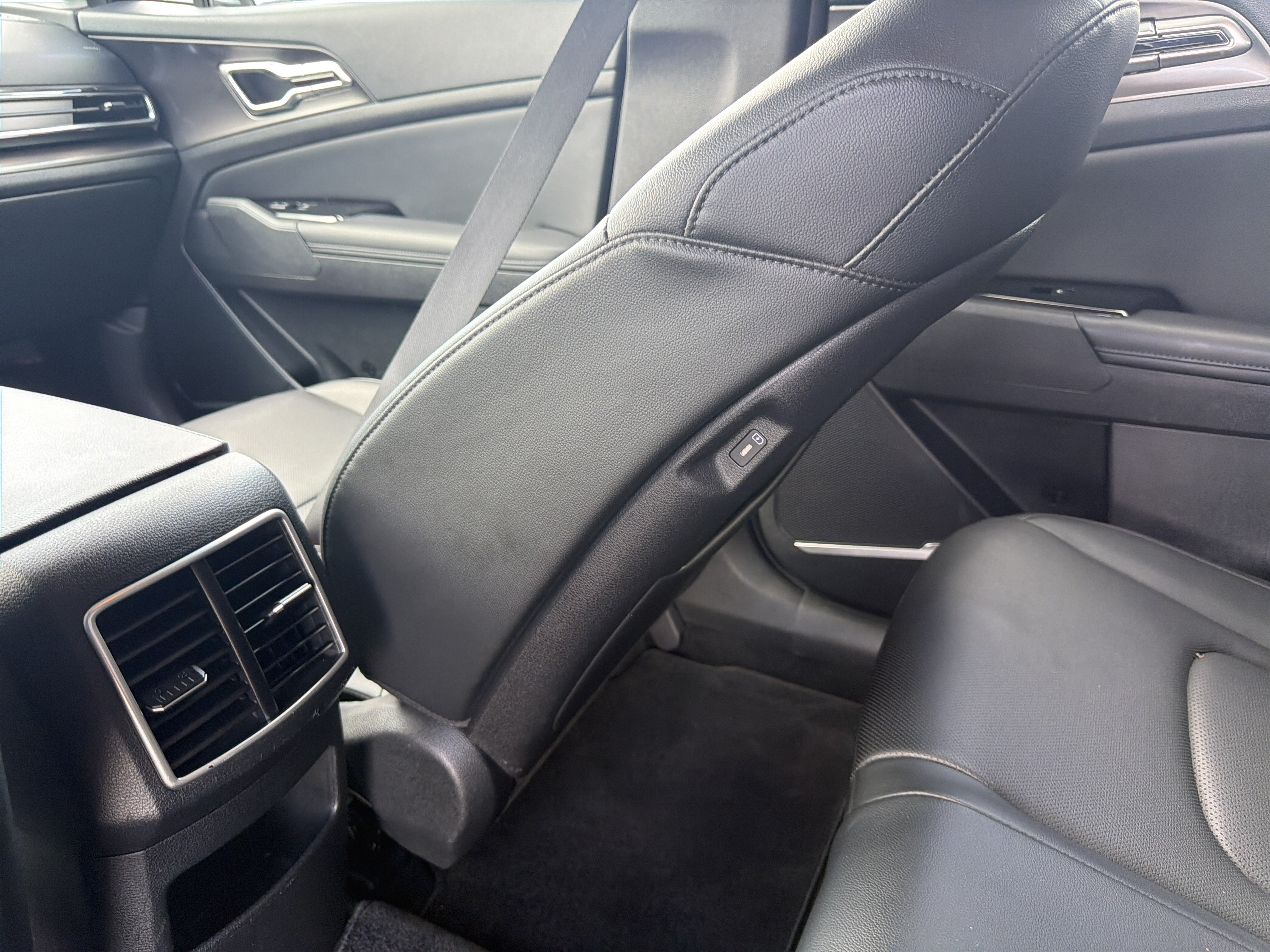 Used 2023 Kia Sportage EX FWD image 32
