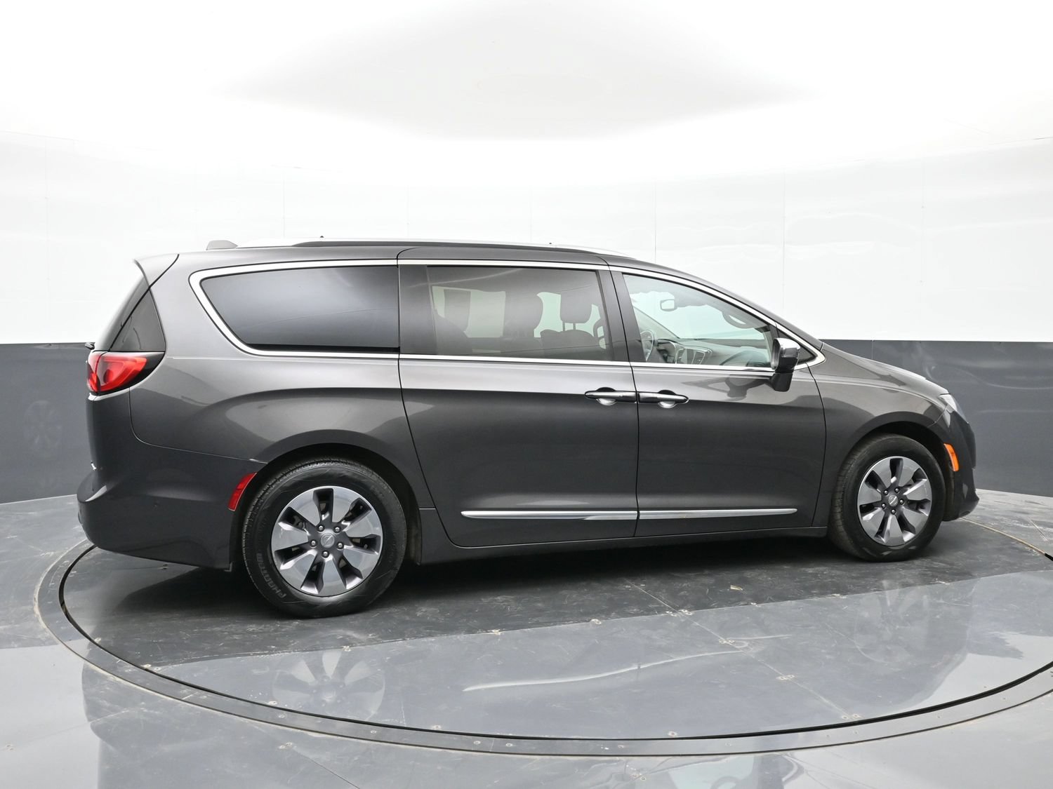 Used 2018 Chrysler Pacifica Limited w/ Advanced Safetytec Group FWD image 5