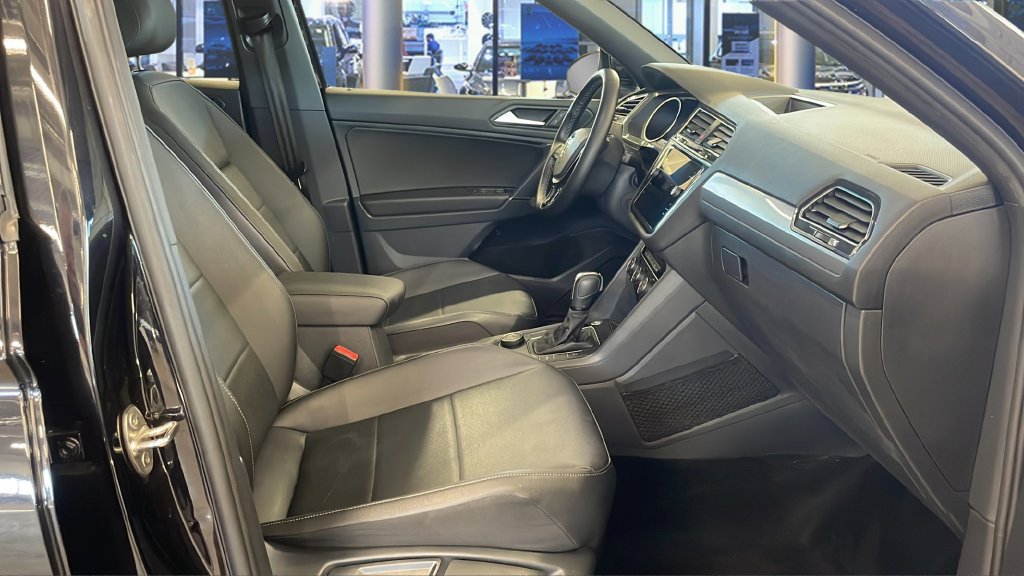 Used 2020 Volkswagen Tiguan SE R-Line AWD/4WD image 14