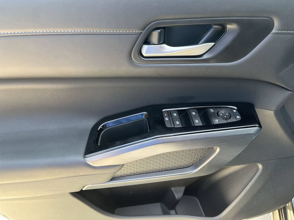 Used 2025 Nissan Pathfinder SL AWD/4WD image 13