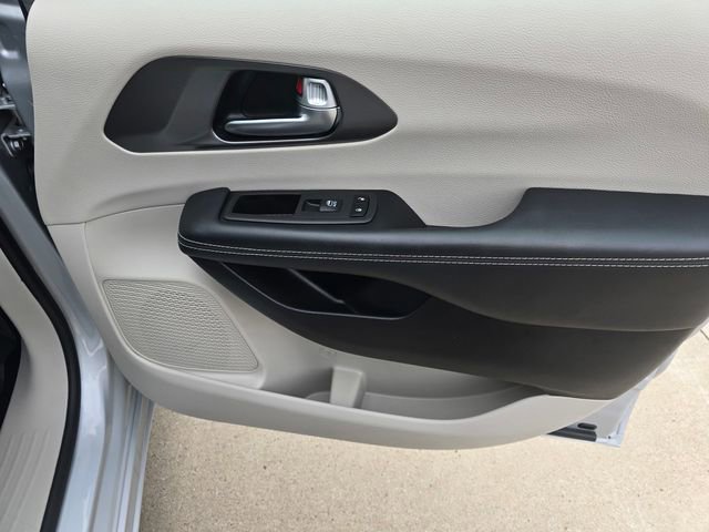 Used 2024 Chrysler Pacifica Touring-L image 16
