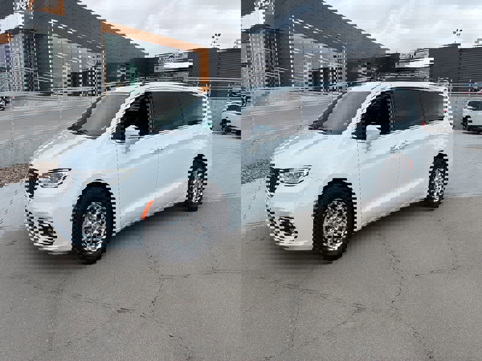 Used 2022 Chrysler Pacifica Touring-L image 1