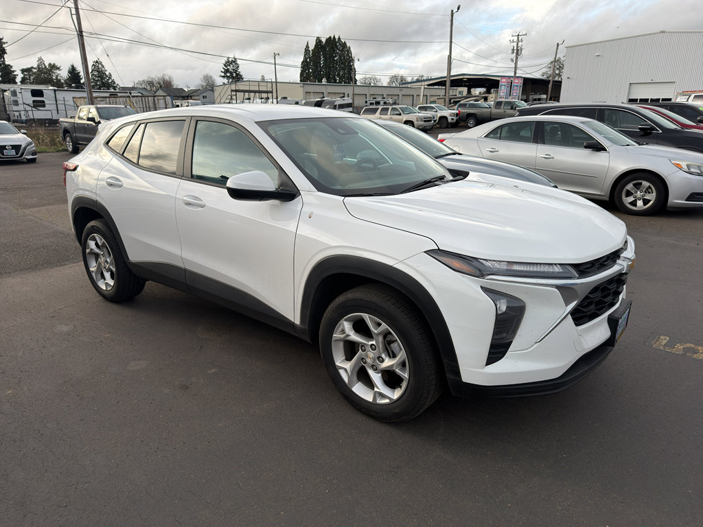 Used 2025 Chevrolet Trax LS w/ LS Convenience Package image 4