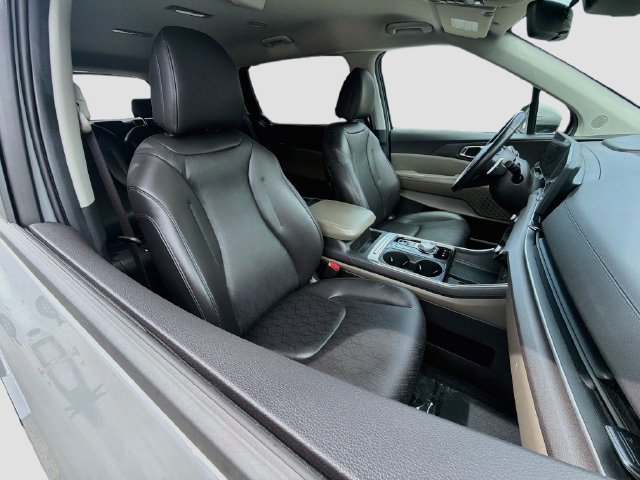 Used 2025 Kia Carnival EX FWD image 15