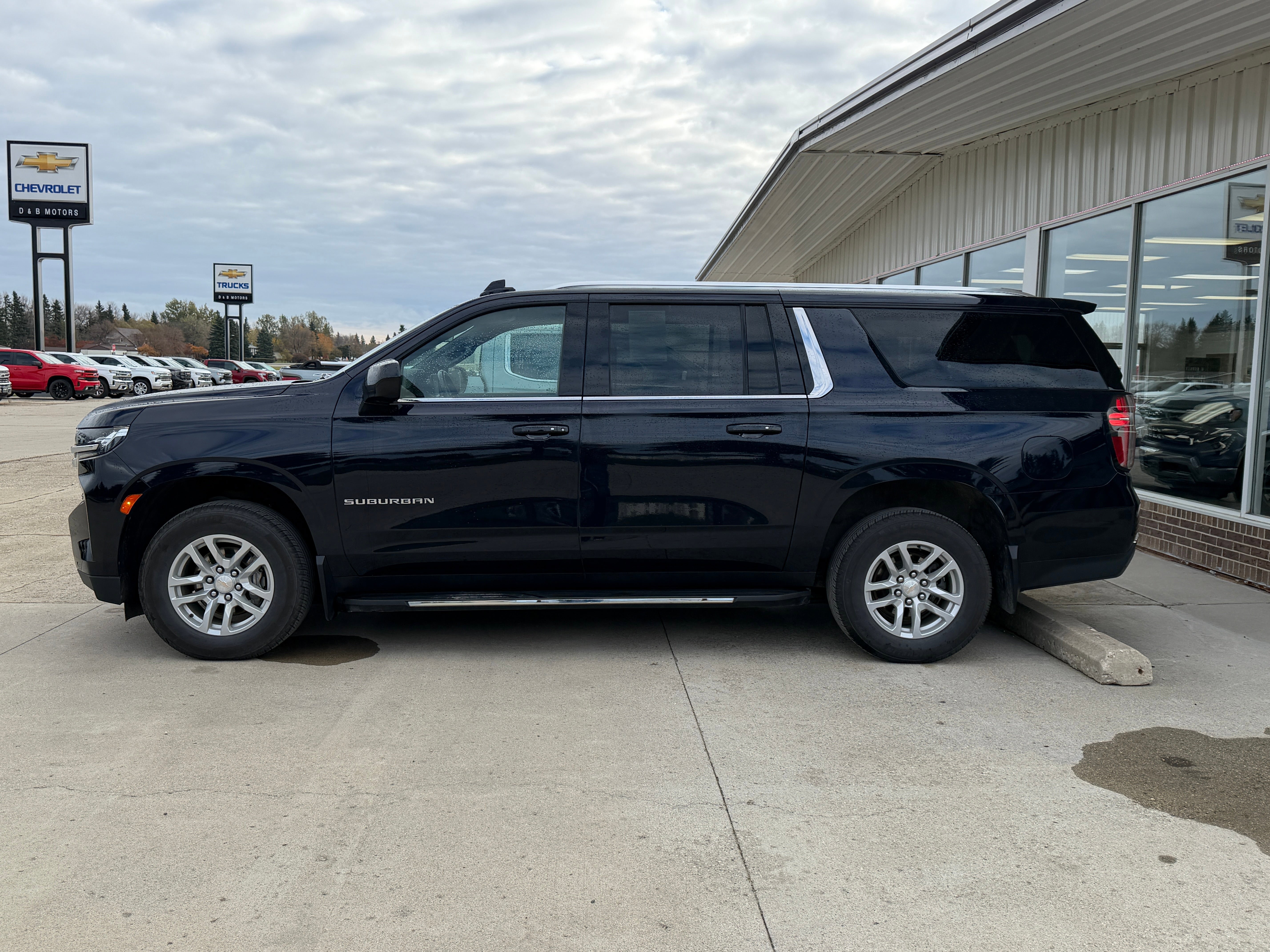 Used 2022 Chevrolet Suburban LS w/ Max Trailering Package AWD/4WD image 4