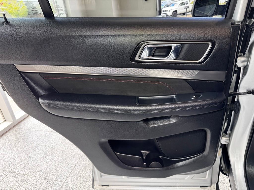 Used 2018 Ford Explorer XLT w/ Equipment Group 202A AWD/4WD image 42