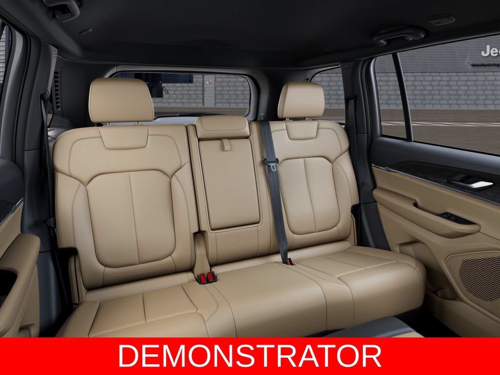 New 2025 Jeep Grand Cherokee Limited w/ Black Appearance Package AWD/4WD image 15