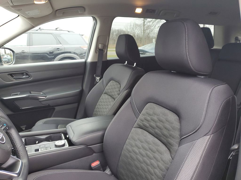 Used 2024 Nissan Pathfinder SV image 10