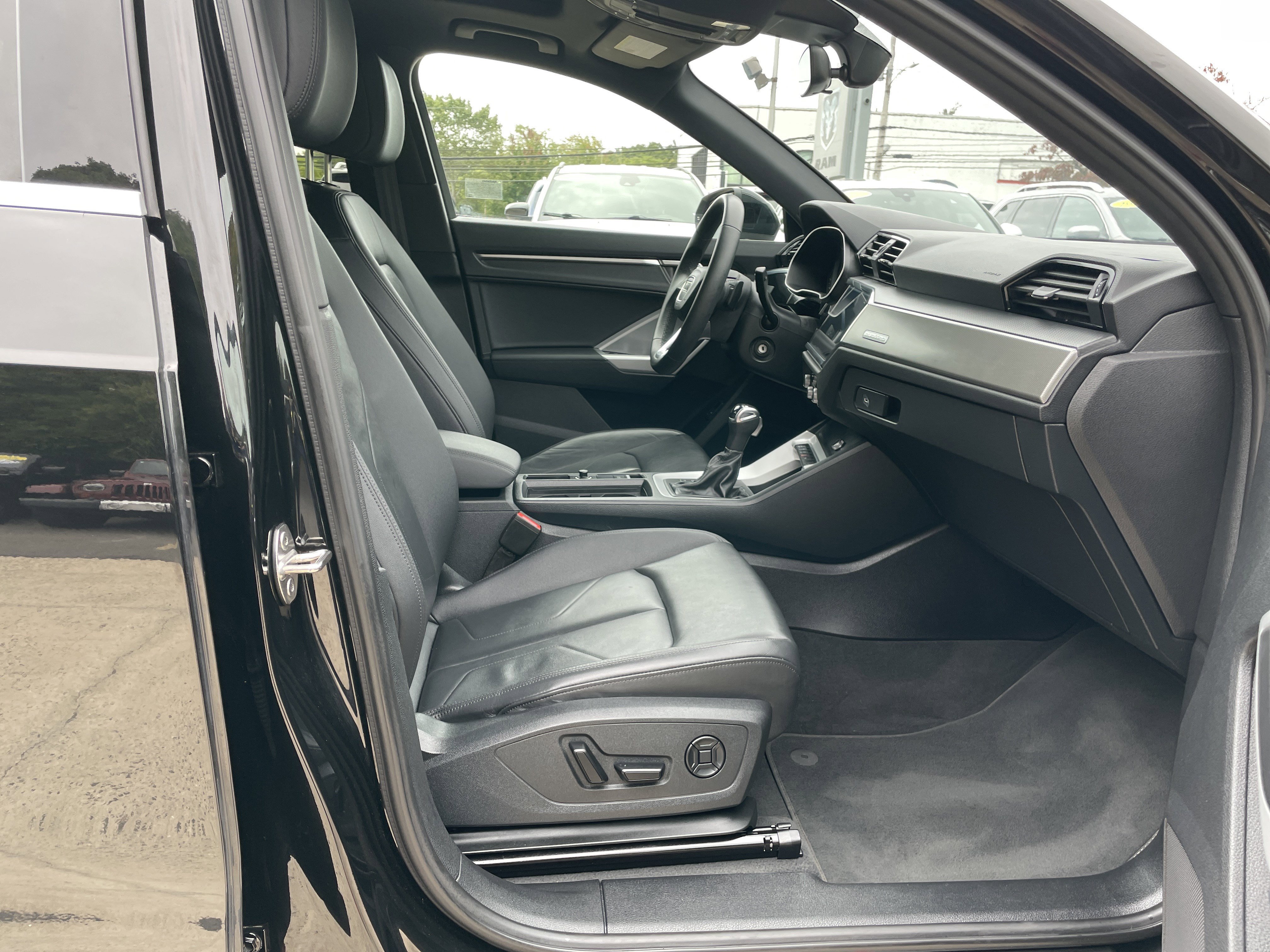 Used 2025 Audi Q3 2.0T Premium image 13