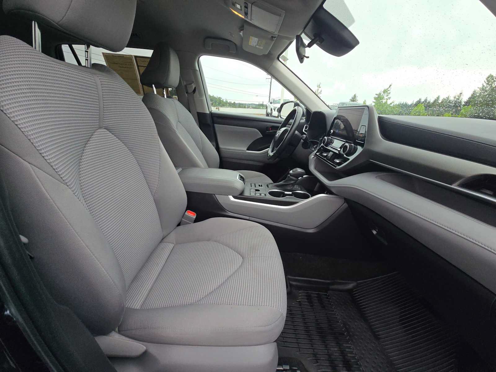 Used 2023 Toyota Highlander LE AWD/4WD image 11