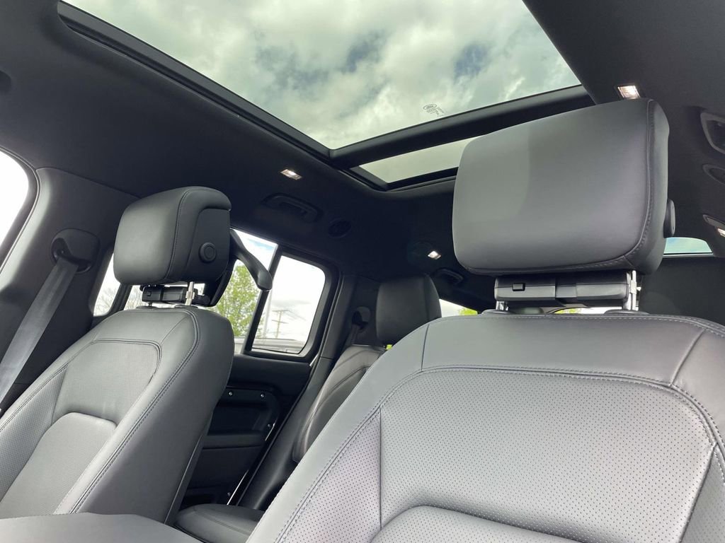 New 2026 Land Rover Defender 130 X-Dynamic SE AWD/4WD image 16