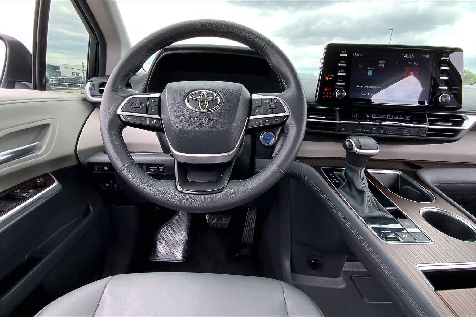 Certified 2024 Toyota Sienna XLE FWD image 6