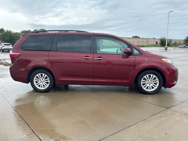 Used 2017 Toyota Sienna XLE FWD image 5
