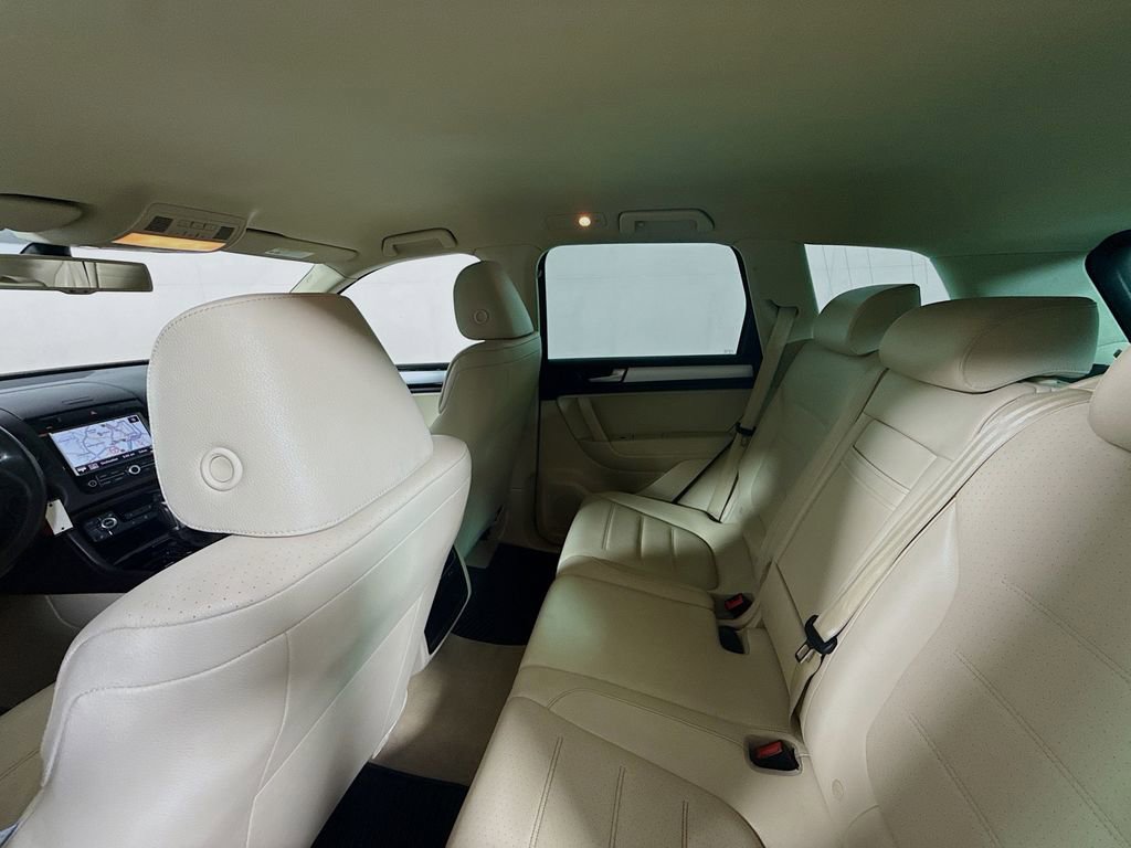 Used 2011 Volkswagen Touareg Sport image 24