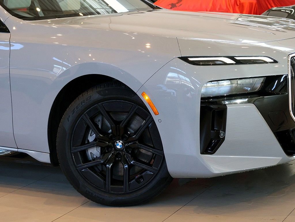 Used 2024 BMW 760i xDrive w/ Premium Package 2 image 8
