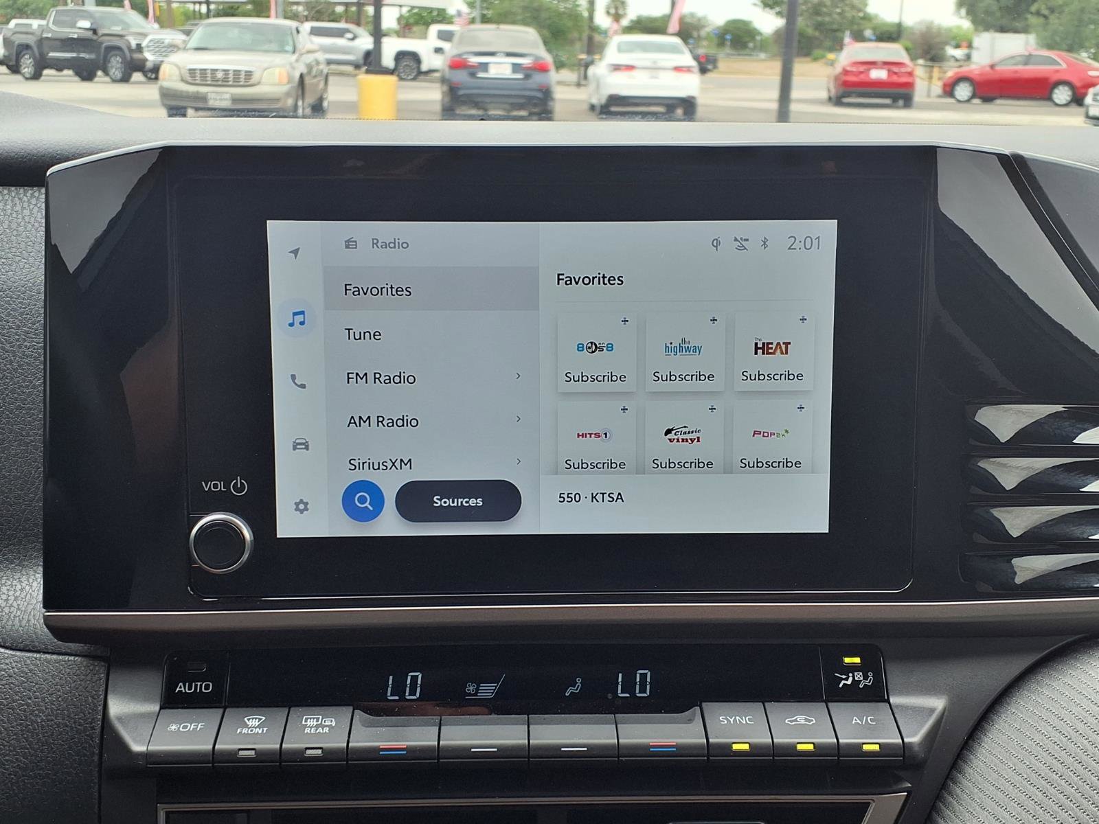 Used 2025 Toyota Camry SE w/ Convenience Package image 14