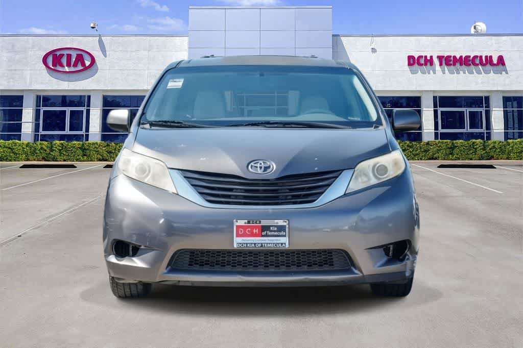 Used 2012 Toyota Sienna LE w/ Towing Pkg FWD image 2
