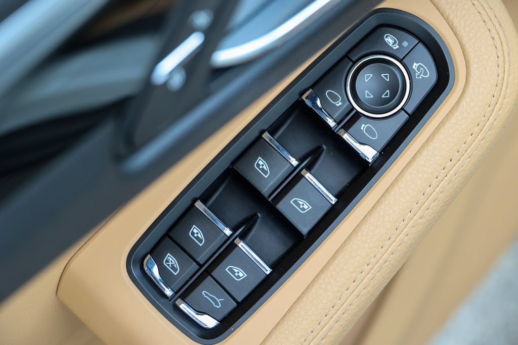 Certified 2017 Porsche Macan AWD/4WD image 23