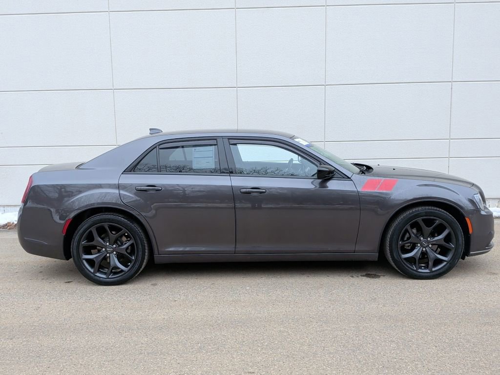 Used 2022 Chrysler 300 Touring w/ Sport Appearance Package image 5