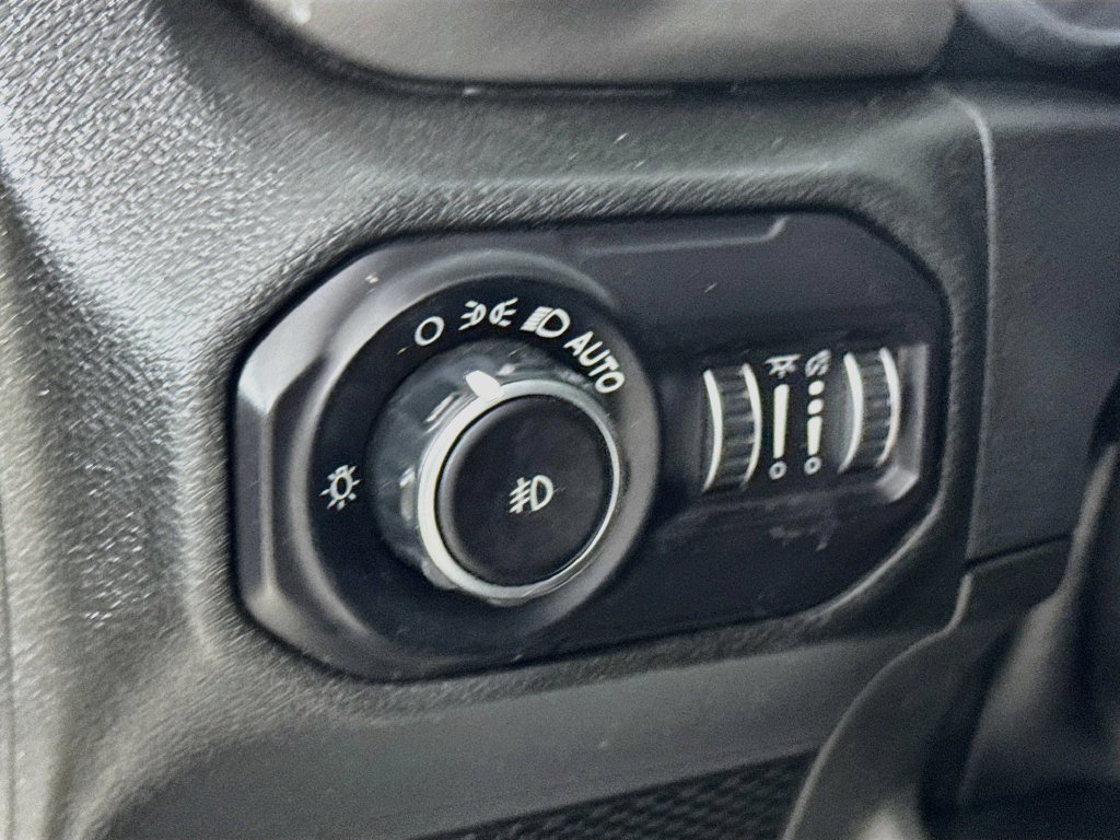 Used 2018 Jeep Wrangler Unlimited Sahara AWD/4WD image 12