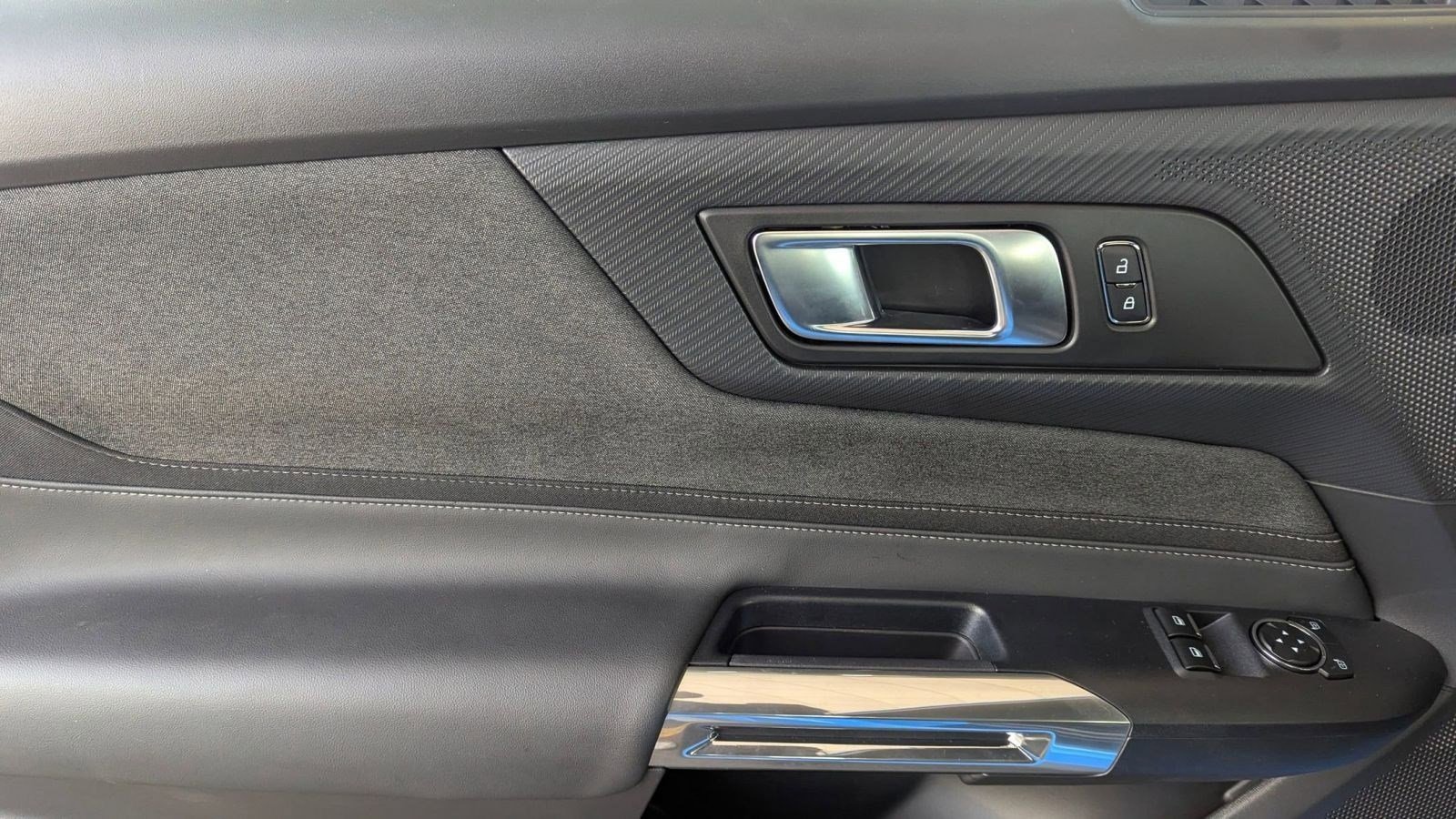 Used 2025 Ford Mustang Coupe image 13