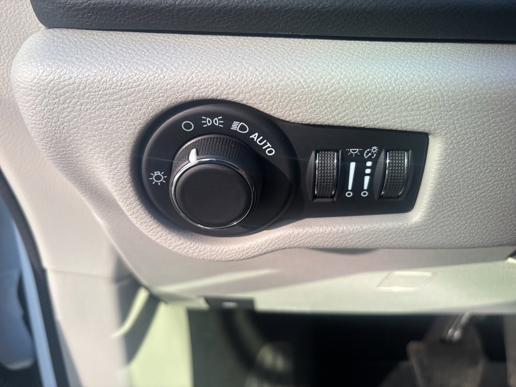 Used 2022 Chrysler Voyager LX image 21