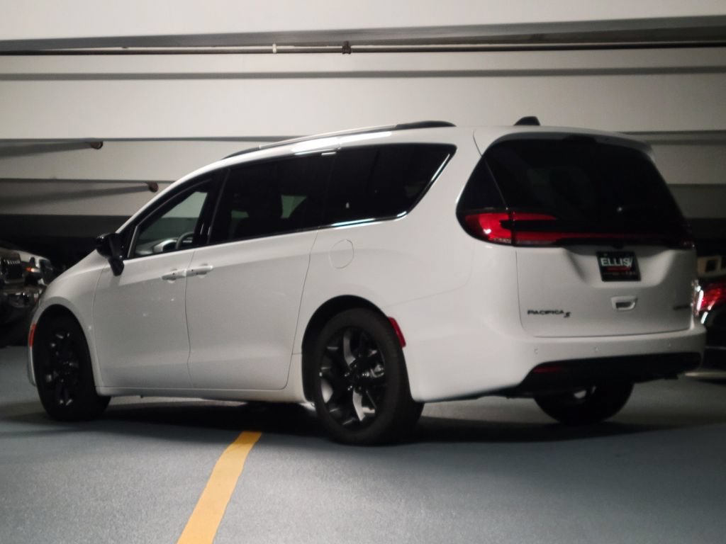 New 2027 Chrysler Pacifica Limited FWD image 2