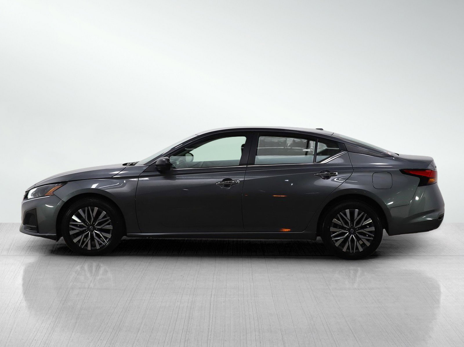 Used 2024 Nissan Altima 2.5 SV image 2