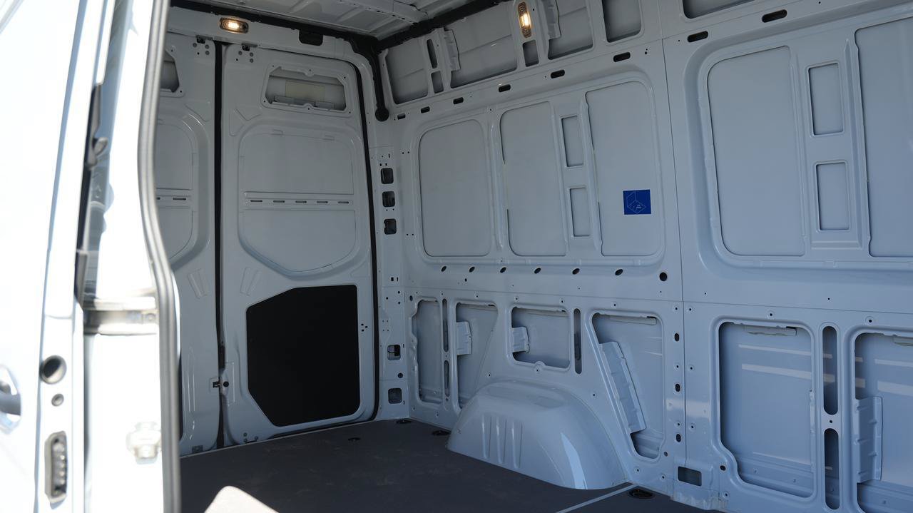 Used 2024 Mercedes-Benz Sprinter 2500 image 12