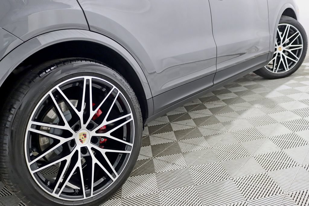 Used 2024 Porsche Cayenne S AWD/4WD image 11