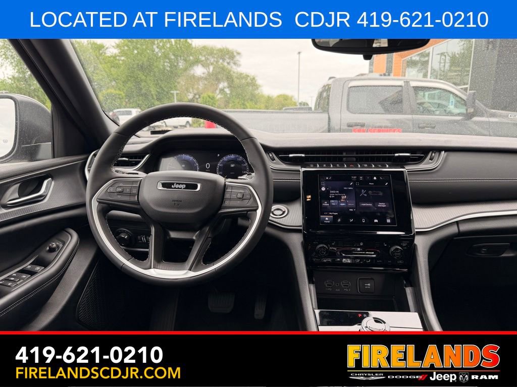 Used 2024 Jeep Grand Cherokee Laredo X w/ Luxury Tech Group I AWD/4WD image 7