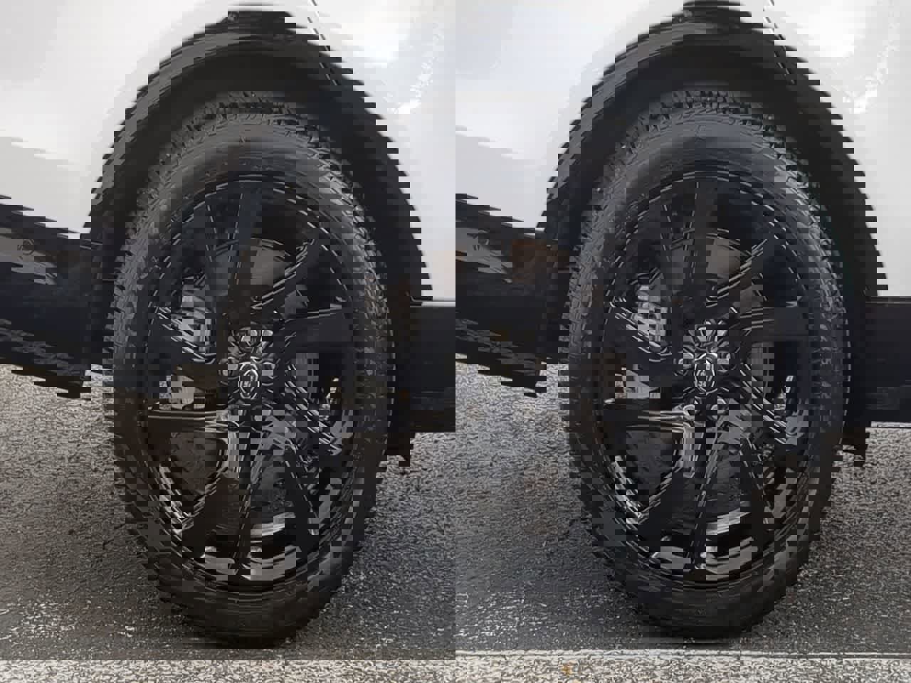 Used 2025 Land Rover Discovery Dynamic SE image 14