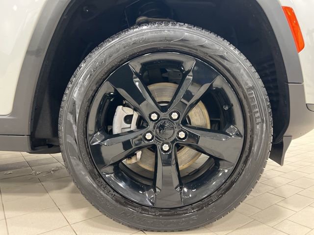 Used 2023 Jeep Grand Cherokee L Limited w/ Black Appearance Package AWD/4WD image 25