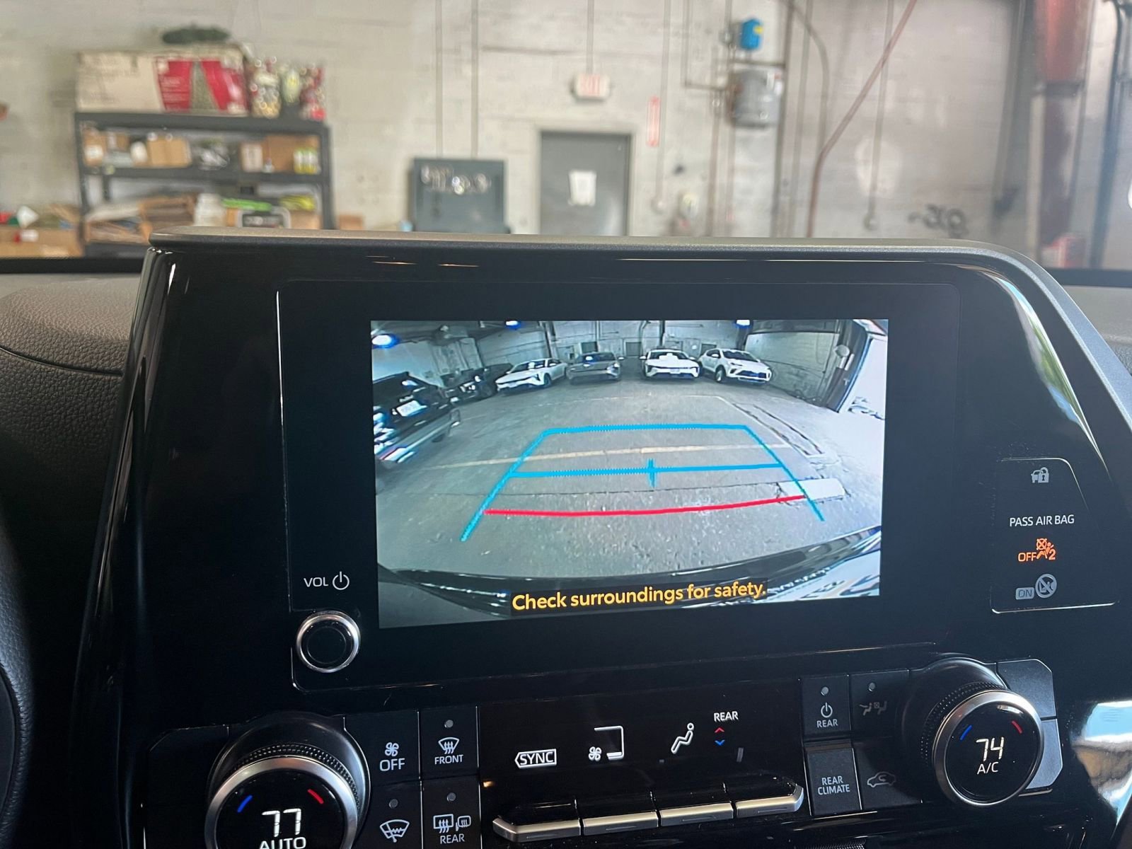 Used 2025 Toyota Highlander LE FWD image 24