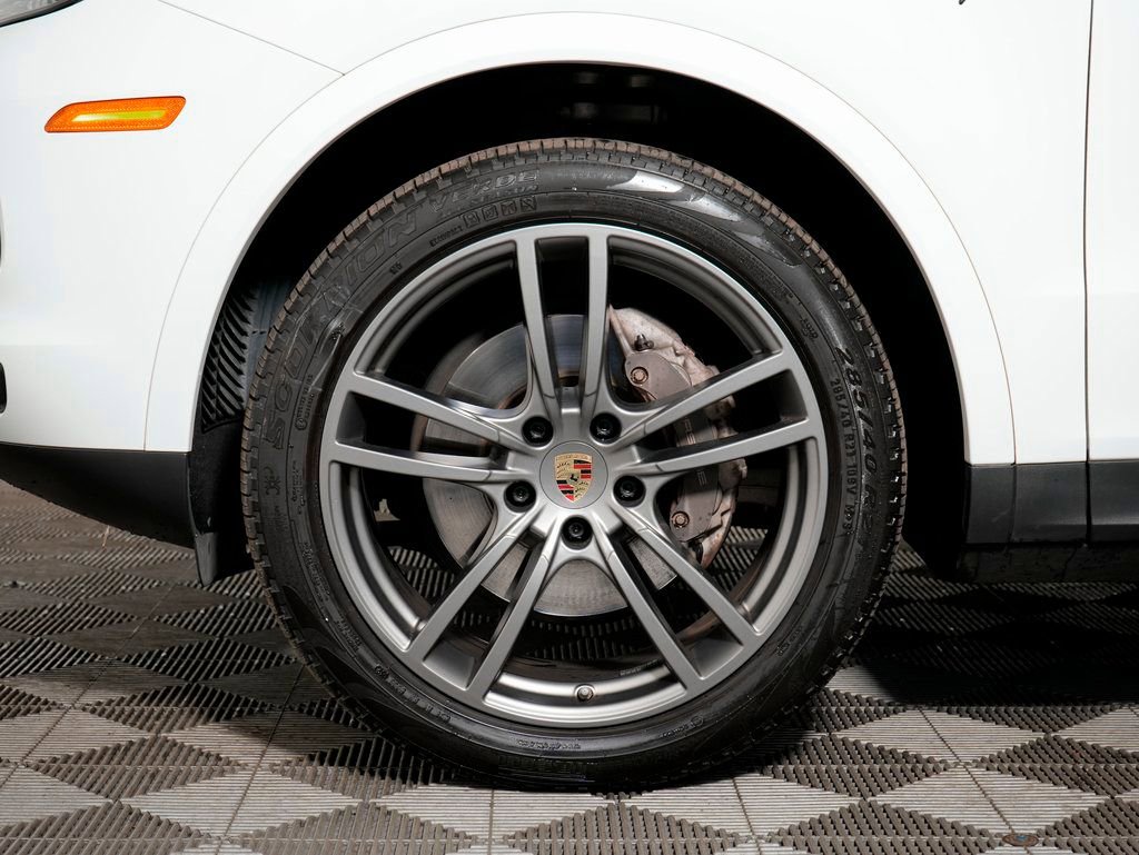 Certified 2022 Porsche Cayenne Platinum Edition image 37