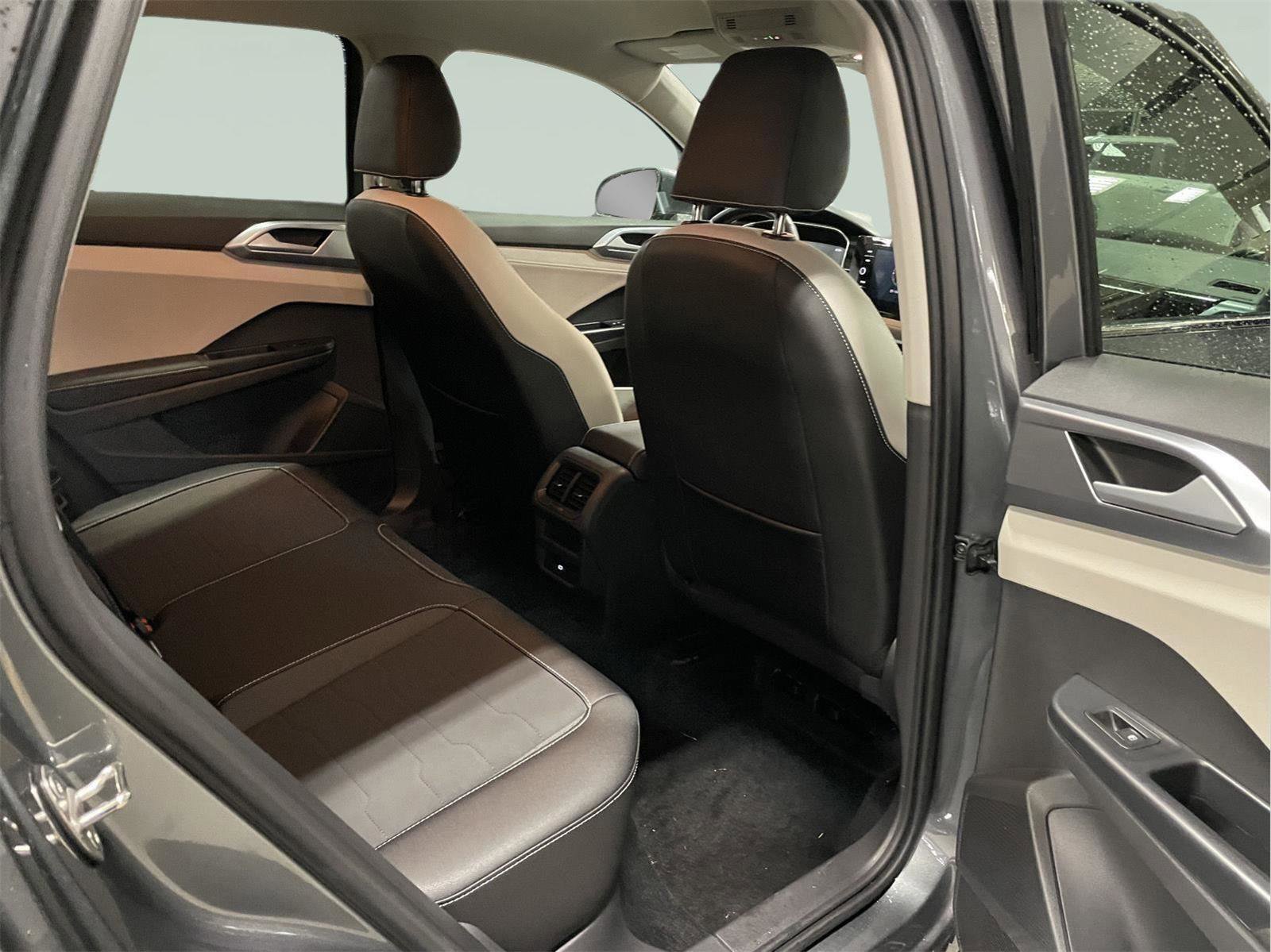 Used 2025 Volkswagen Taos SE image 18