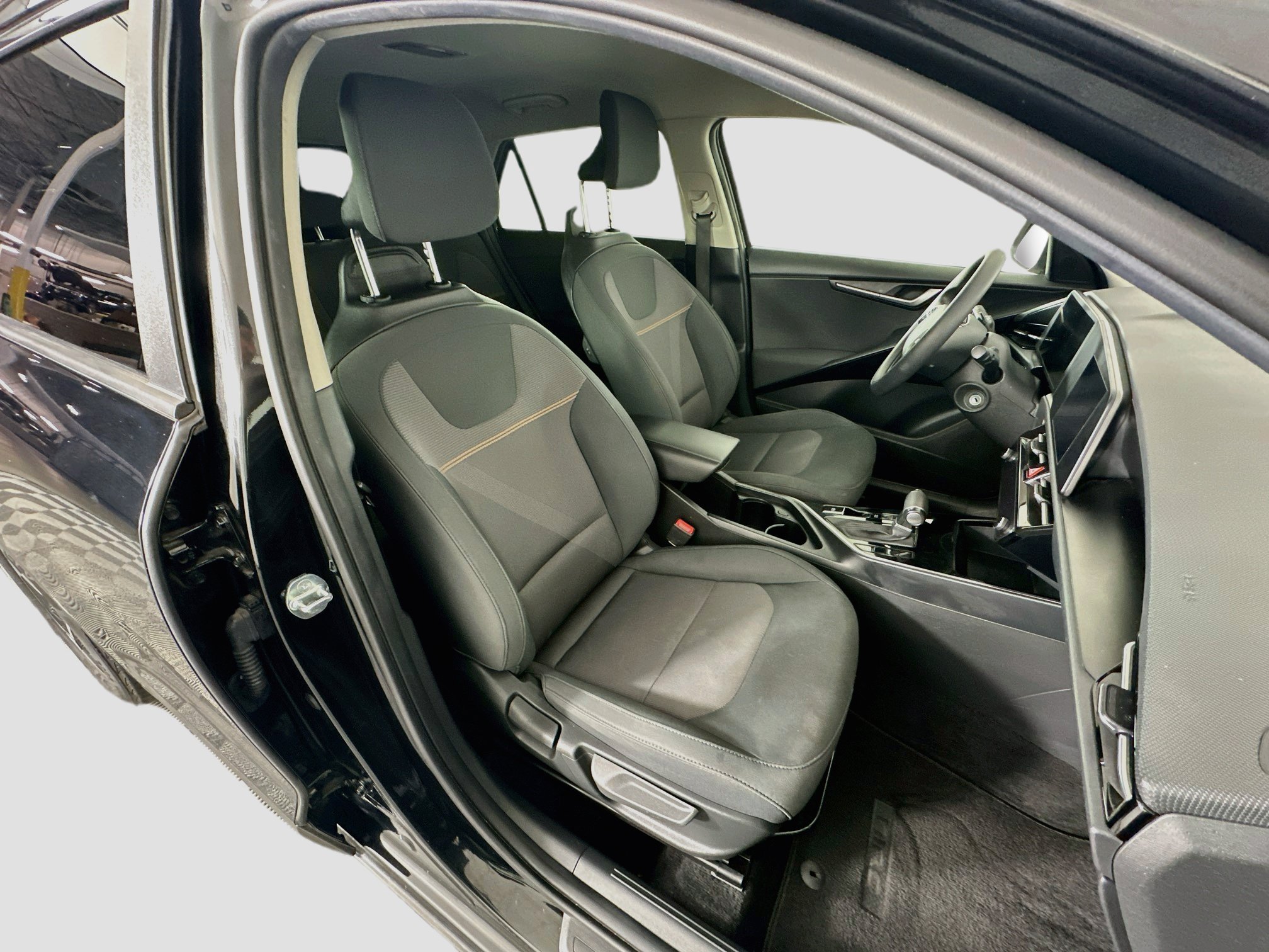 Used 2023 Kia Niro LX FWD image 30
