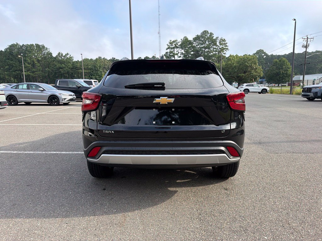Used 2025 Chevrolet Trax LT FWD image 6