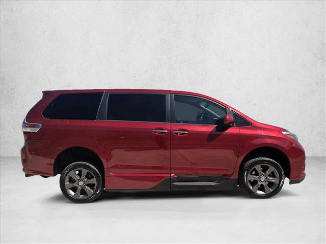 Used 2015 Toyota Sienna SE Premium image 4