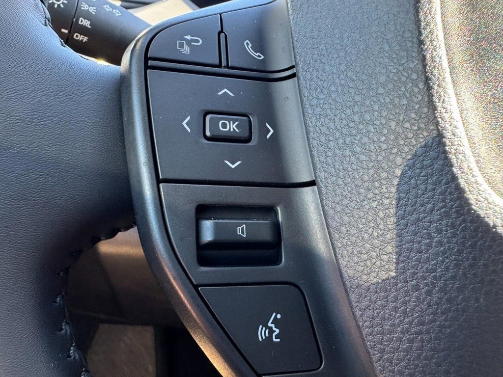 Used 2025 Toyota Prius LE image 16