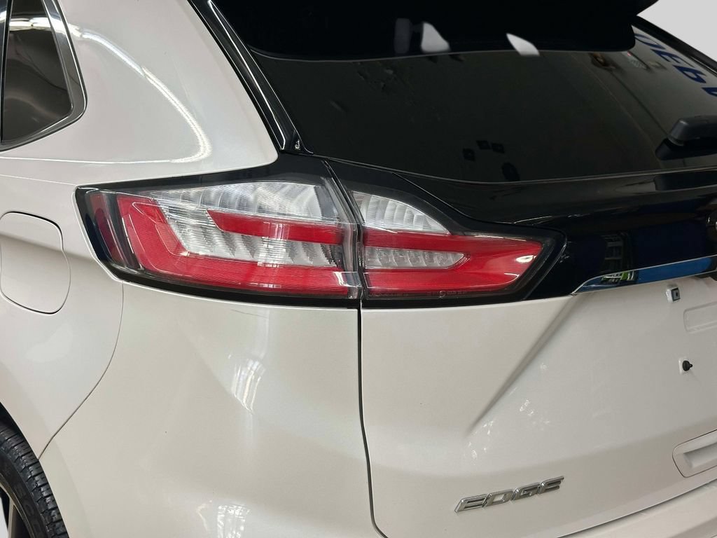 Used 2019 Ford Edge Titanium w/ Equipment Group 301A AWD/4WD image 16